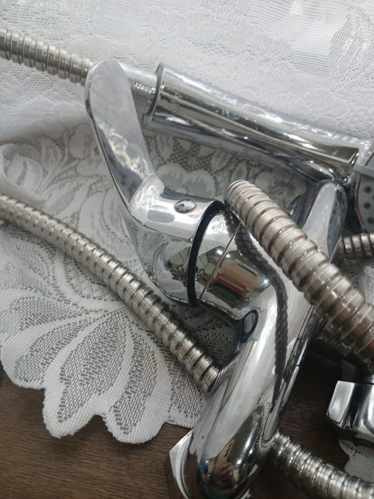 Смеситель для ванны в рабочем состоянии