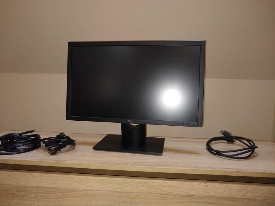 Монитор Dell E2216H 22" с екран и LED подсветка, черен