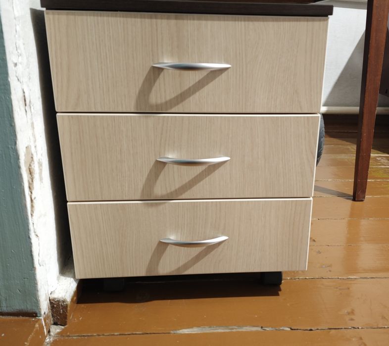 Тумба на колесиках