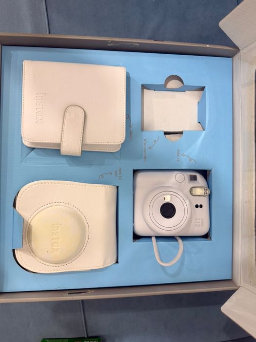 Продам Fujifilm INSTAX Mini 12 в белом цвете.