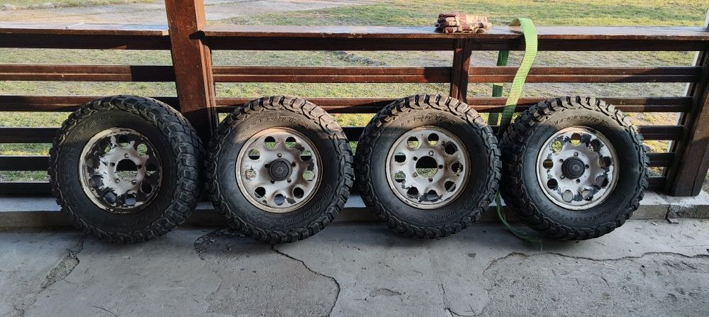 Vând  anvelope Bf Goodrich 235/75/15  și jante originale vitara