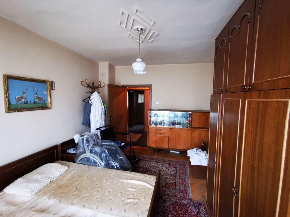 Продавам тристаен апартамент в кв. Суха Река