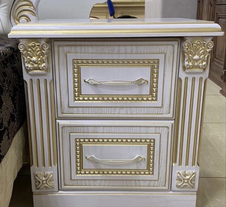 Комод с зеркалой и тумбочка