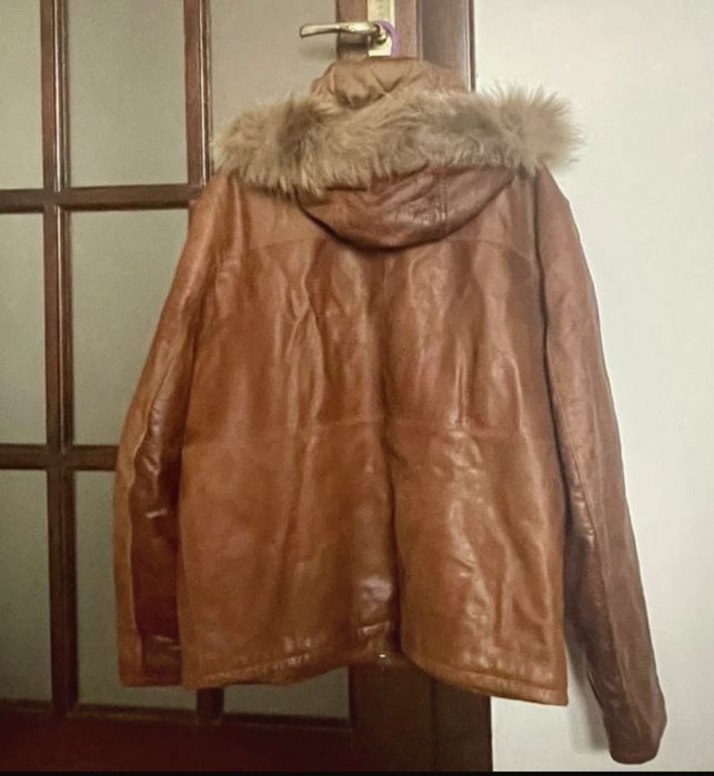 Geaca din piele in stare foarte buna,cu blanita