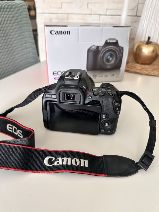 Фотоапарат Cannon EOS 250D