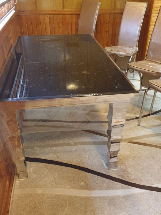 Продам новый стеклянный стол и шесть стульев