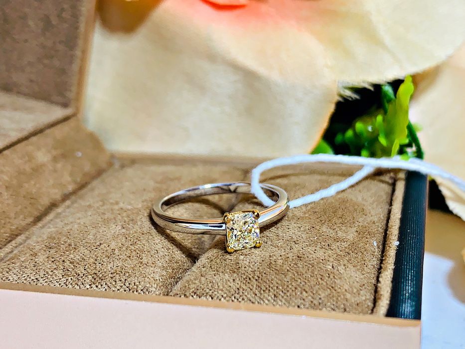 золотое кольцо модель «Одноглазка» с бриллиантом