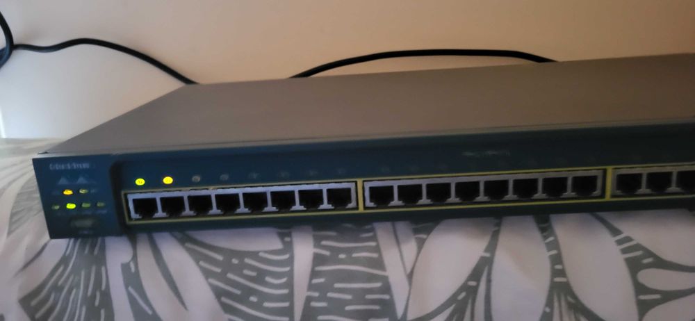 CIisco CATALYST 2950 Sserie Switches porneste nu stiu mai mult de el (a fost dat jos un cular de pe el ) se vinde cum se vede