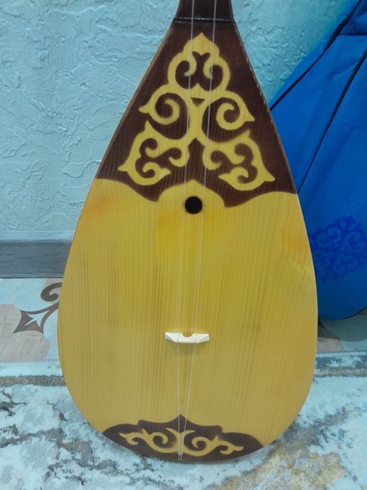 Домбыра с чехлом новый