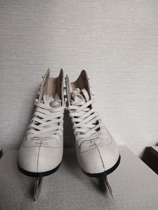 Коньки белые.        .