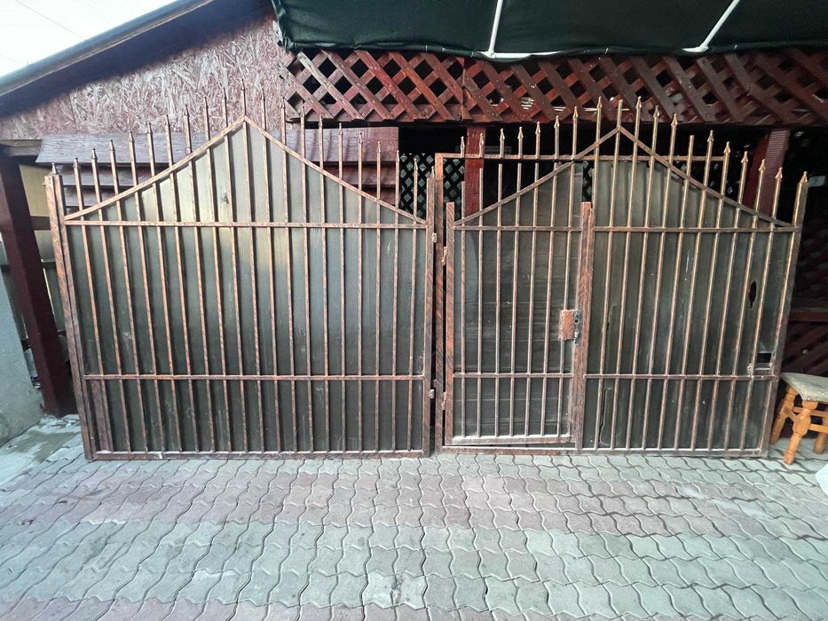 Vând porți metalice 4 m, poartă inclusă