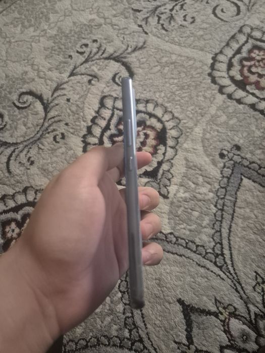 Samsung a53 5g  qirilgan joyi bor