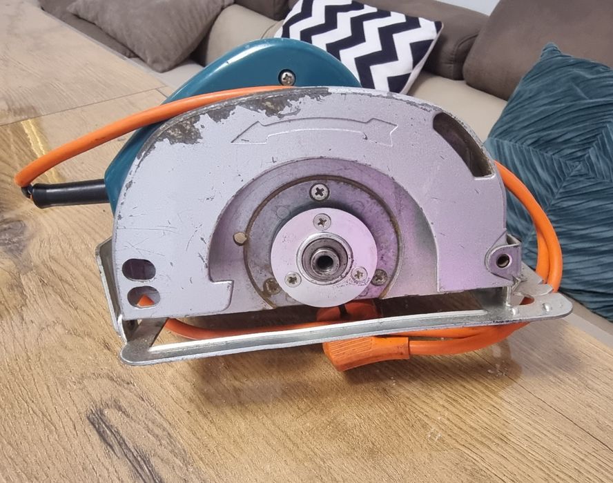 Ръчен цирколяр Black i Decker 450w