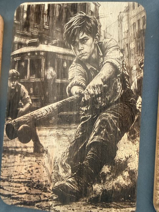 Tablou gravat pe lemn – artă urbană
