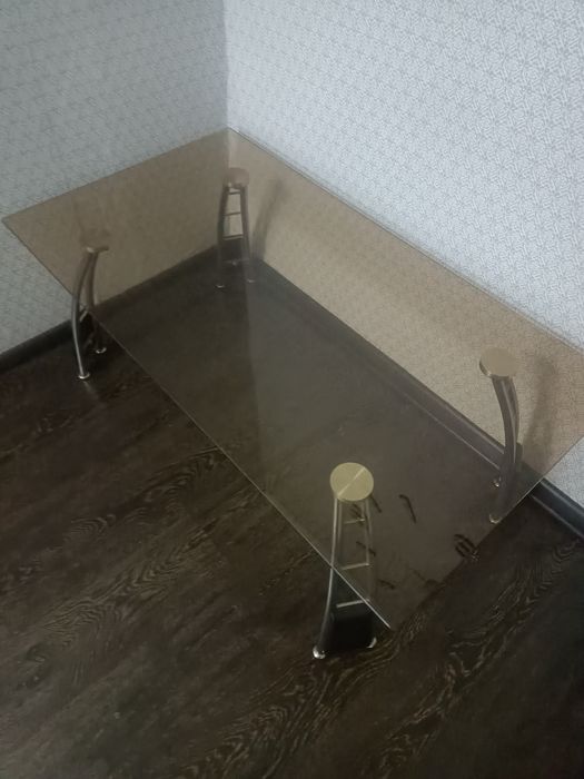 Стеклянный стол для гостиной