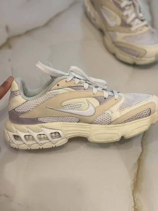 Продавам Nike Air Max 270 – оригинални дамски маратонки.
Носени са малко и са запазени отлично.
Размер: 39
Много удобен Air Max модел с модерен дизайн