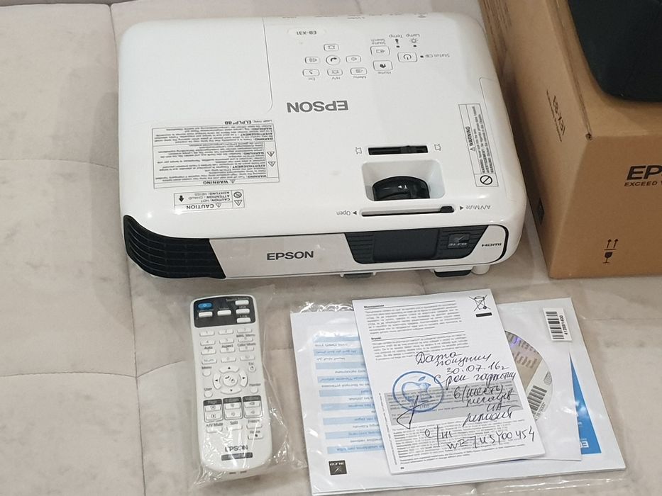 Продам Проектор EPSON H720B