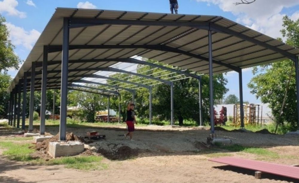 Vand hala pe structura metalica destinata pentru servicie auto,state