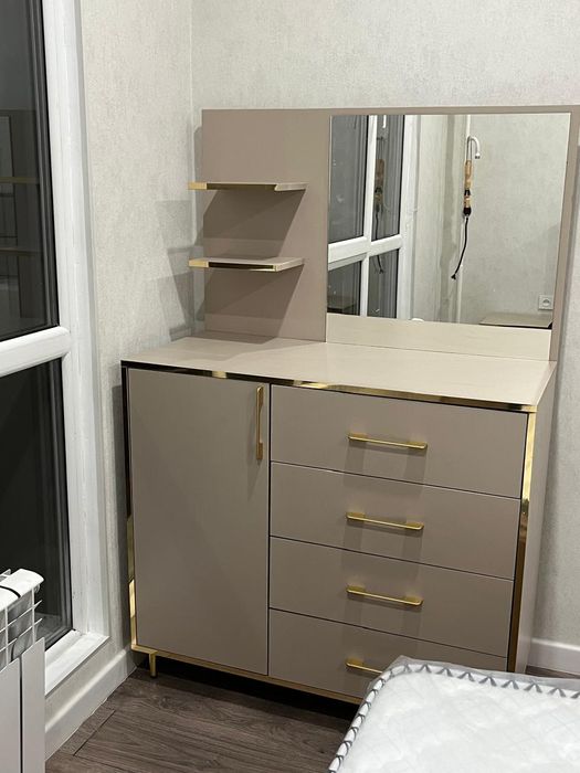 Комоды ,тумбы ,стол письменный