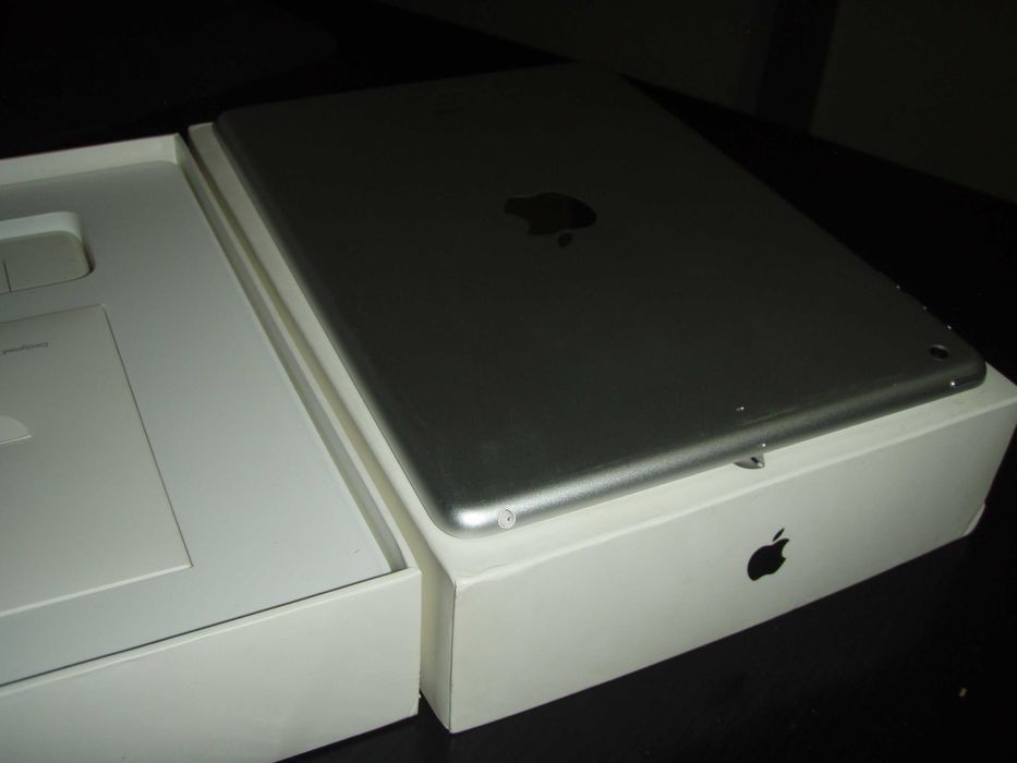 Tableta 9.7'' Ipad Air A1474, la cutie, in stare foarte buna