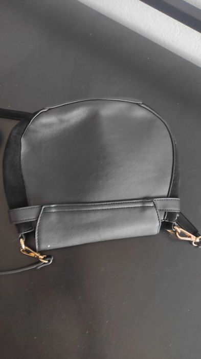 Черна дамска малка с халка и дълга дръжка