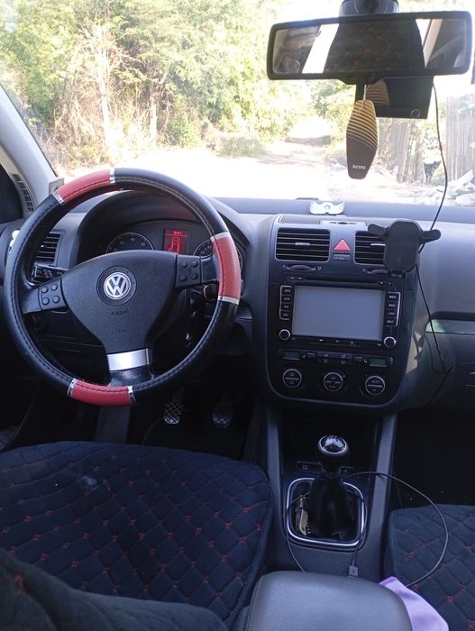 Vând Volkswagen 5, sau schimb cu Logan 2008 sau mai nou.