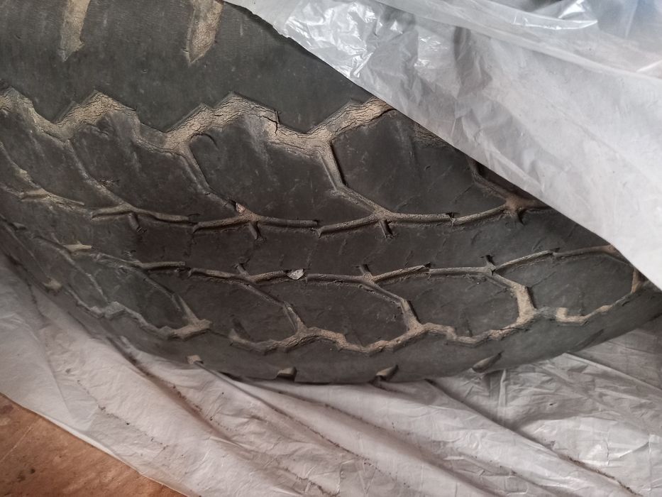 Продам комплект резину