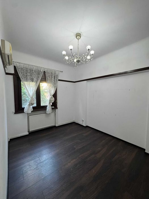 Închiriez apartament 5 camere în vilă interbelică (parter)