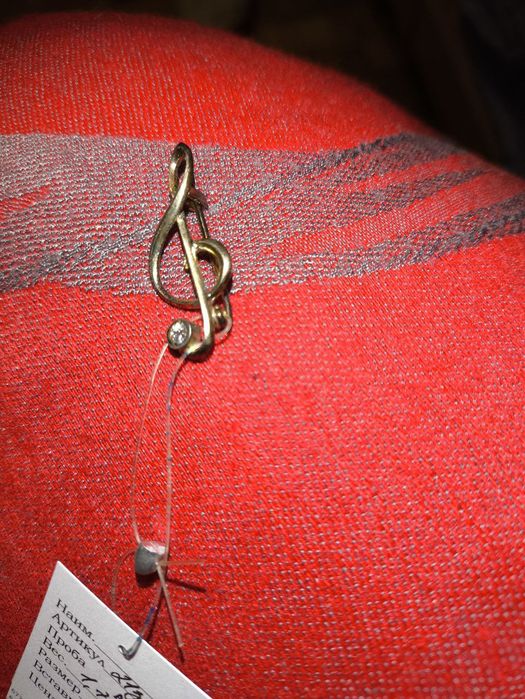 Серебряная брошь с фианитом "Скрипичный ключ"