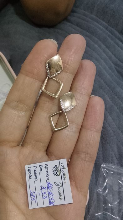 сережки золотые .