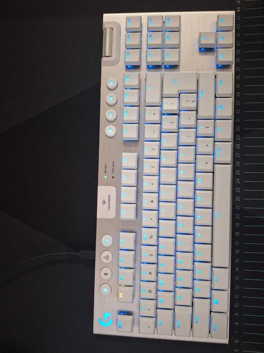 Logitech g915tkl white