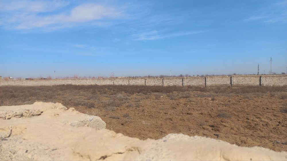 Uchastka sotiladi 18 sotix.Manzil Qarshi shahar Yangibogʻ mahallasi.