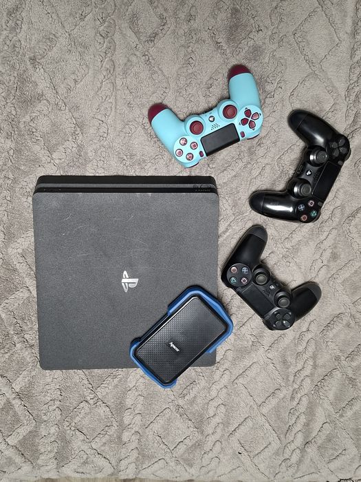 Продам ps4 slim в хорошем состояние