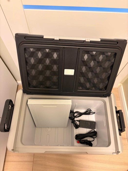 Frigider auto VEVOR 55L cu compresor, 12V 24V 220V, congelator portabil pentru camping, rulotă, camion, ca nou