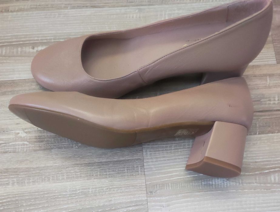 Нови бежови обувки от естествена кожа.