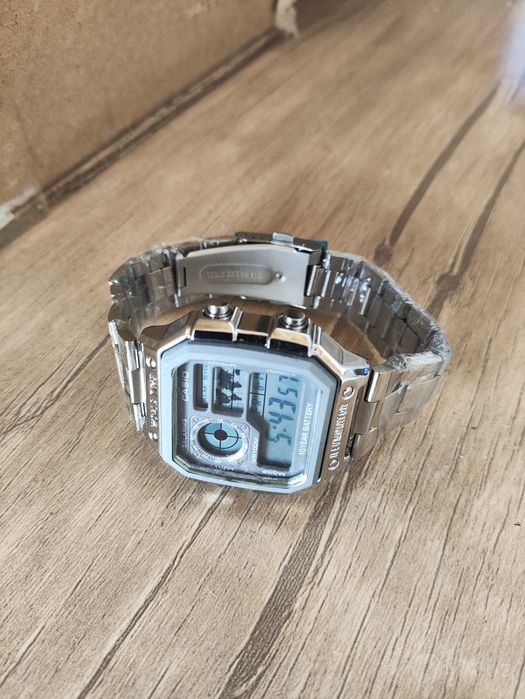 Наручные часы оптом для вашего бизнеса (дизайн Casio) — на металлическ