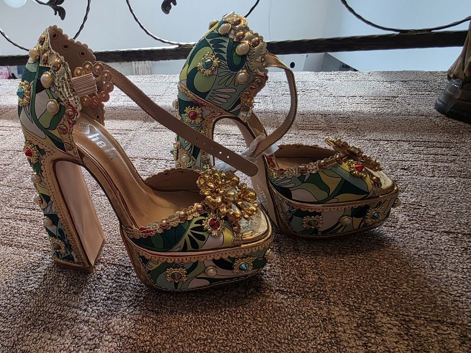 Sandale cu toc si platformă