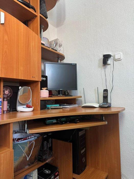 Продам кровать,компьютерный столик и зеркало