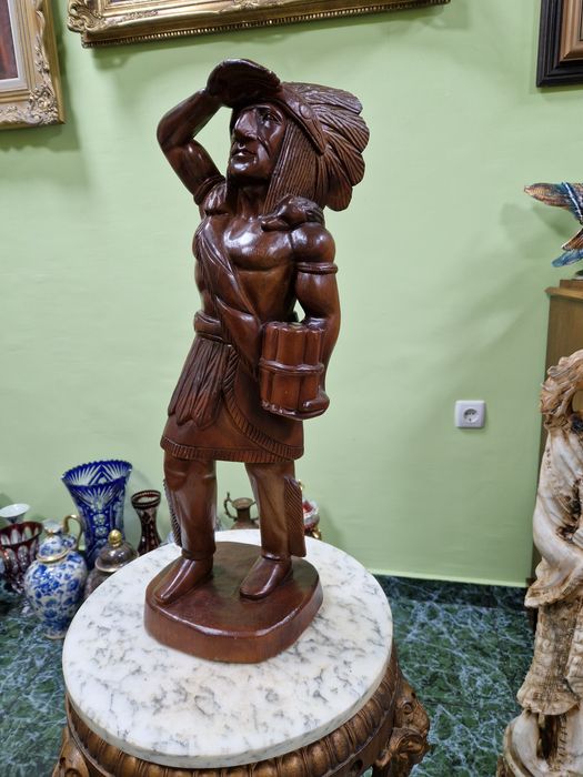 Голяма антикварна дървена фигура статуетка