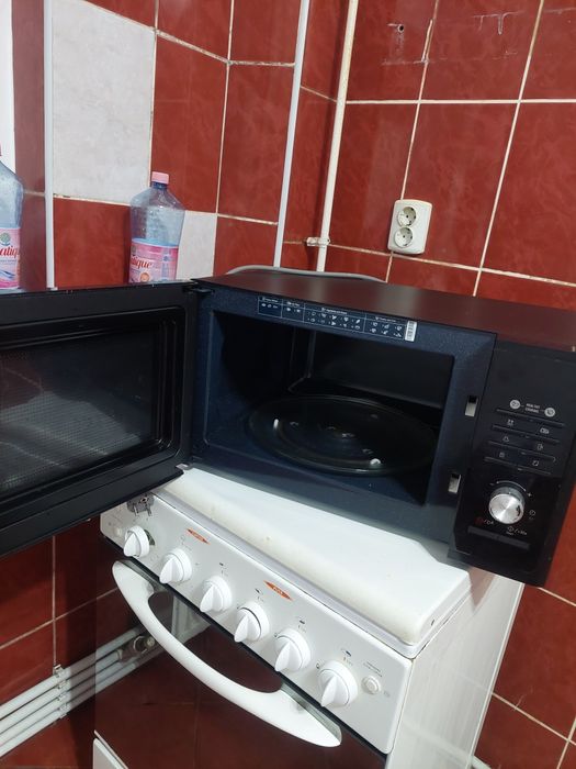 Vând cuptor microunde