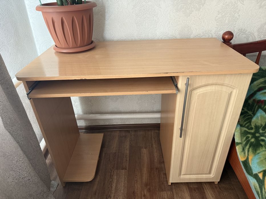 Продам компьютерный стол