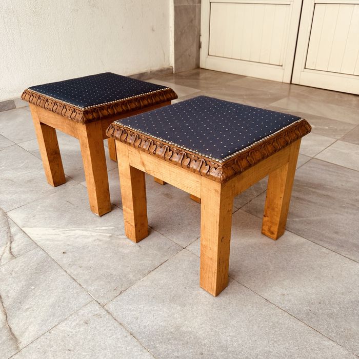 Комплект ръчно резбовани шведски табуретки.Винтидж скандинавски стил