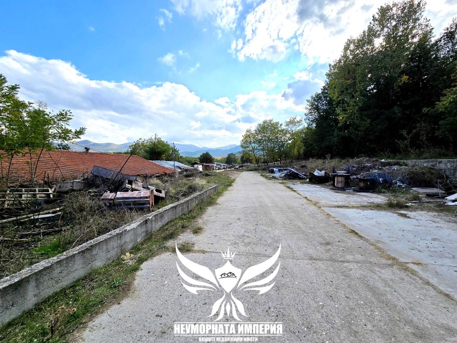 Продавам обор, краварник, склад 1303кв.м. и земя 24727кв. с.Долнослав