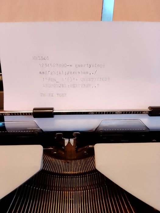 Продавам 2 портативни пишещи машини, кирилица и латиница