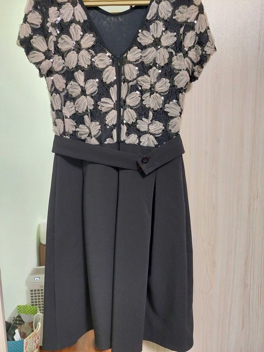 Красива черна рокля с бежови цветя и пайети