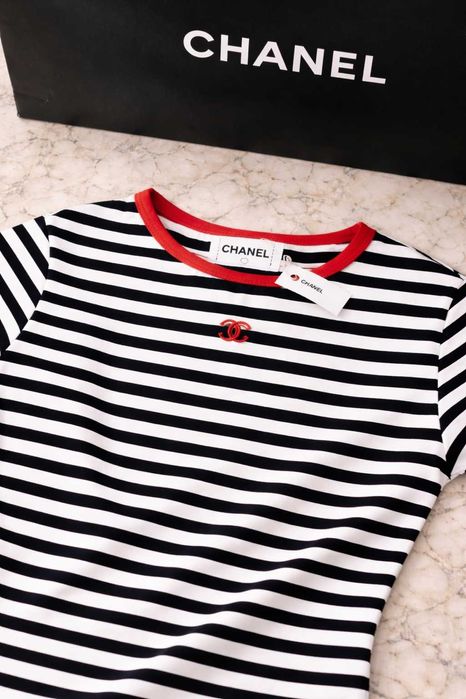 уникална тениска на райе черно бяла черна червен кант на шанел chanel