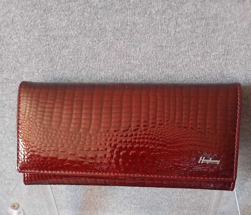 Кожен портфейл за жени. Бордови цвят.