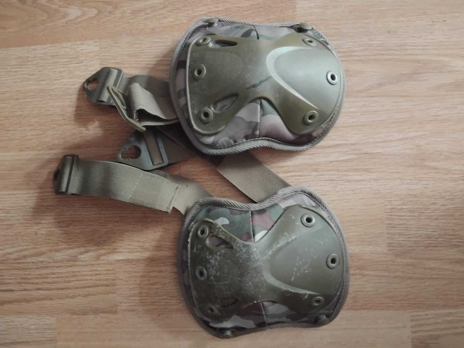 Genunchiere tactice Multicam – folosite