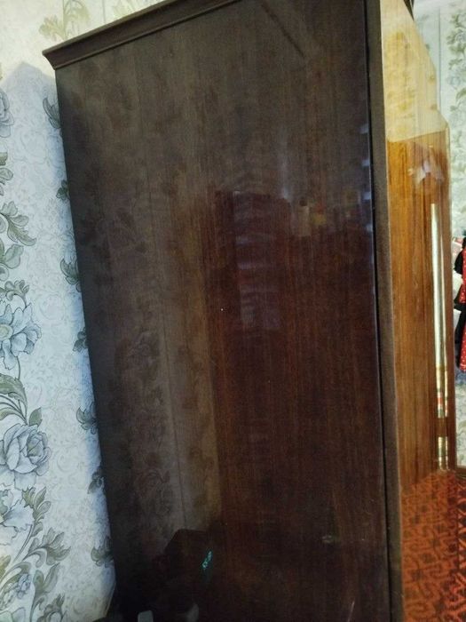 Продам шифоньер, кровать, сервант и 2 тумбочки из одного гарнитура