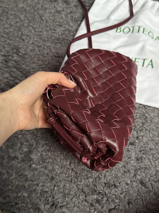 Клъч в цвят бордо по модел на Bottega Venetta